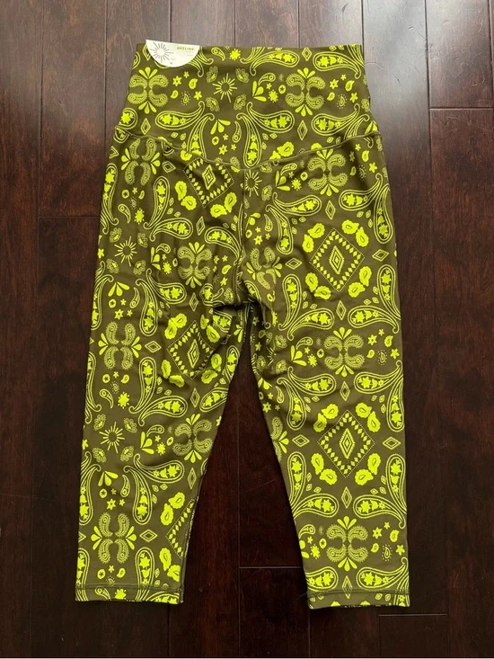 Offline by Aerie NWT Women’s Leggings Size M Capri Shorts Green Paisley Soft Gym - Picture 6 of 6